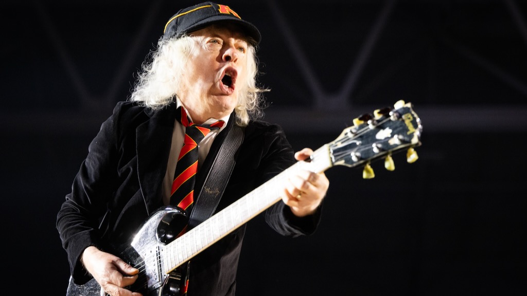AC/DC: Angus Young verschönert Baby mit Unterschrift